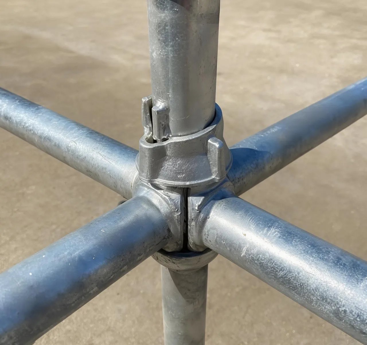 Cuplock scaffolding node with ledger blades locked by the upper cup