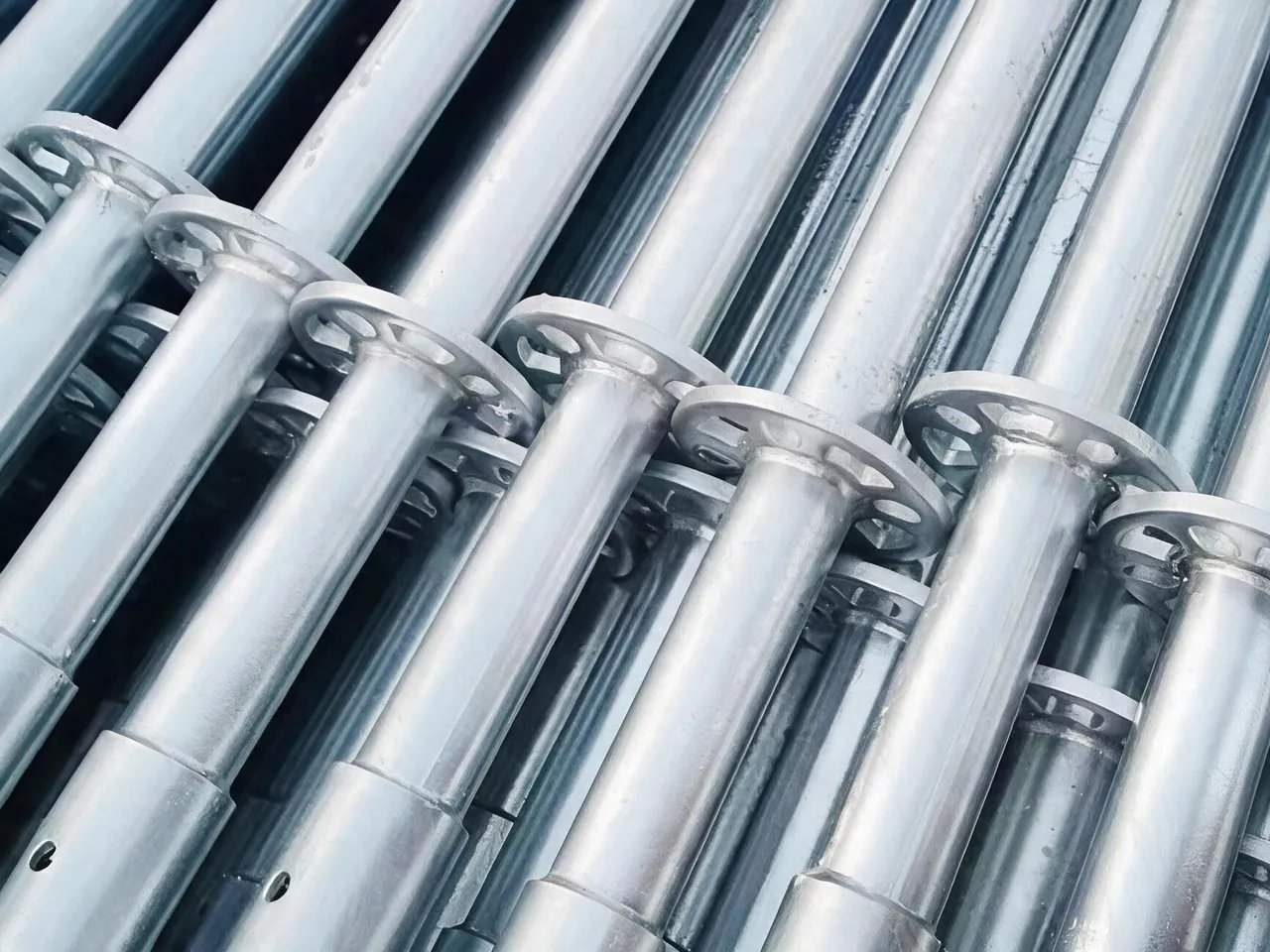 Hot-dip galvanized Ringlock standards with welded rosettes and spigot connectors