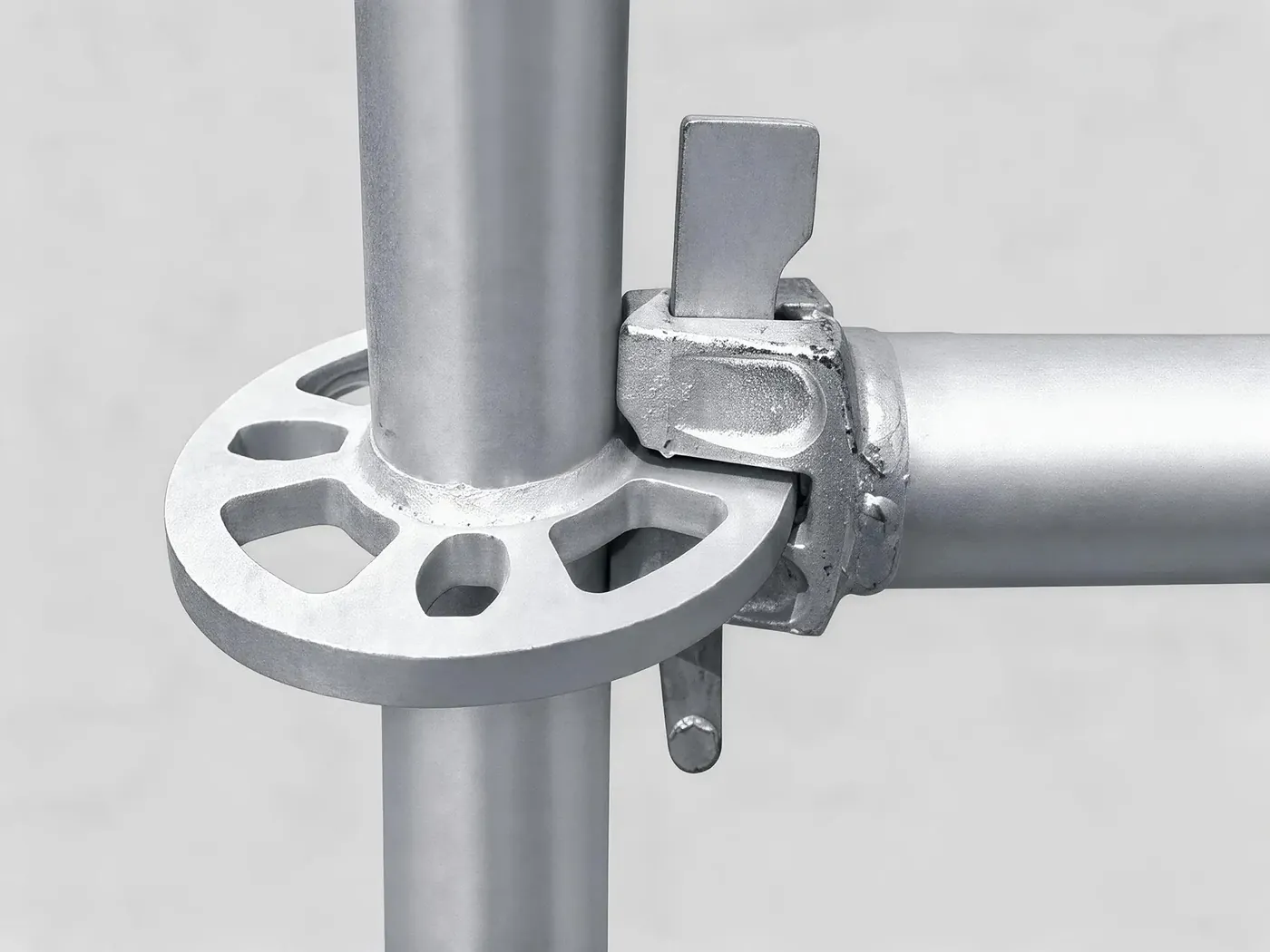 Ringlock rosette and wedge connecting a ledger to a standard